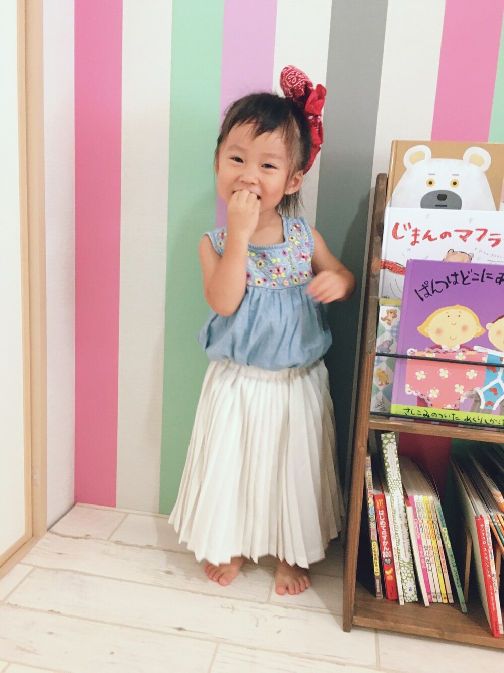 ブルー系のタンクトップ、ホワイト系のスカート、レッド系のバンダナ/スカーフを着用したキッズの夏コーディネートの1枚目の写真