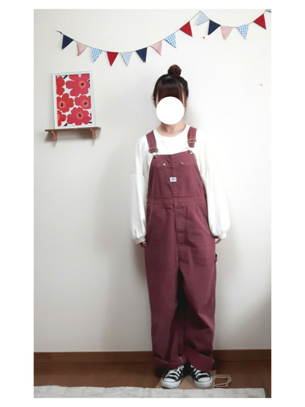 ホワイト系のトップス、ブラック系のスニーカー、パープル系のサロペット/オーバーオールを着用したレディースの春コーディネートの1枚目の写真