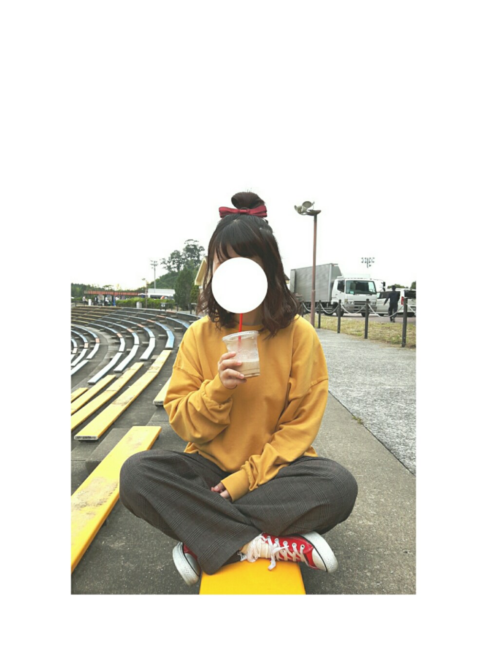 イエロー系のTシャツ/カットソー、ブラウン系のその他パンツ、ブラック系のスニーカーを着用したレディースの秋コーディネートの1枚目の写真