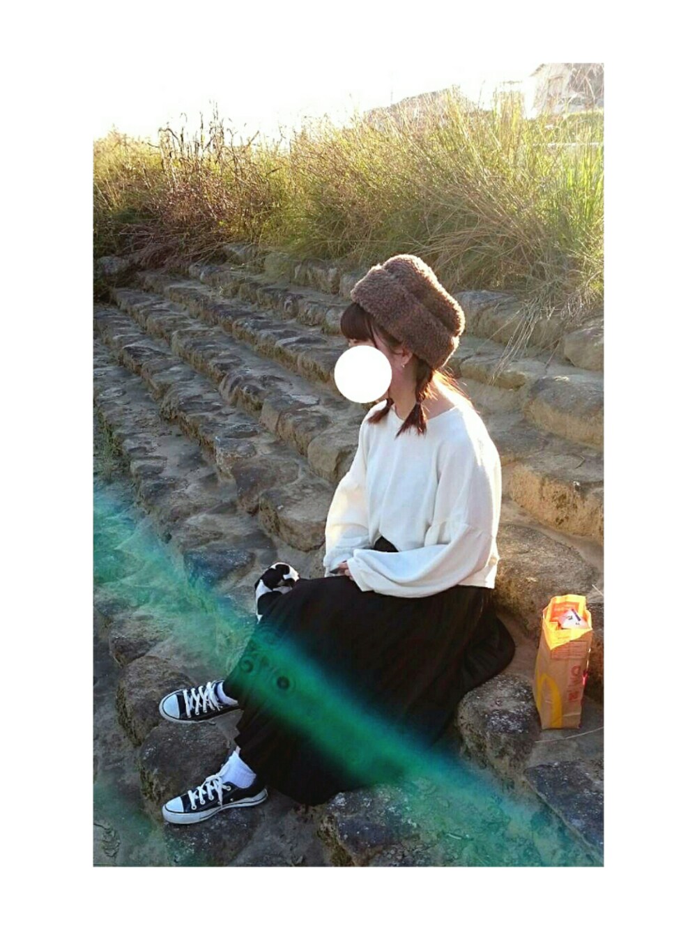 ホワイト系のトップス、ブラック系のスカート、ブラック系のショルダーバッグを着用したレディースの秋コーディネートの1枚目の写真