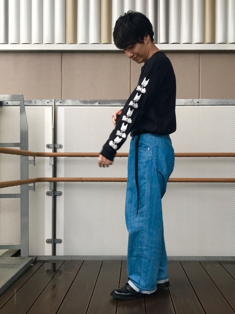 「Junred、ALDEN、ロングベルト、ワイドパンツ、デニム、袖プリント、タックイン、黒Tシャツ、秋コーデ、雨の日コーデ」｜「JUNREDのワイドデニムパンツ（デニムパンツ、ブルー系）」を使った、YUKIさん（メンズ・164cm）の秋コーディネートの1枚目の写真