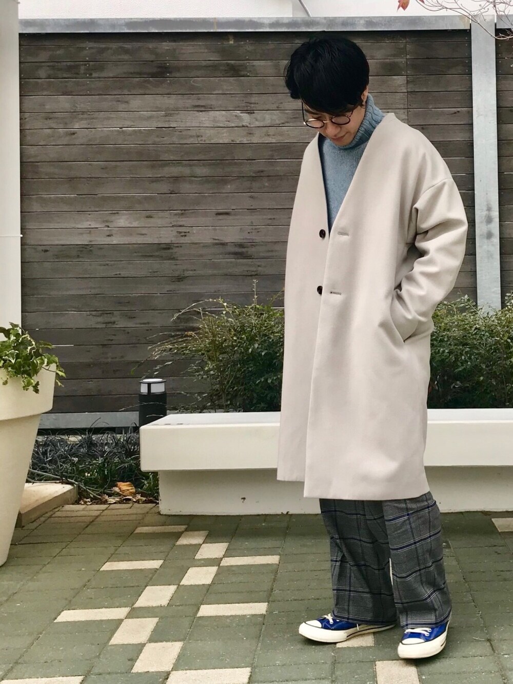 「Junred、converse、ノーカラーコート、チェックパンツ、タートルネック、タートルネックニット、ワイドパンツ、スニーカー、めがね、冬コーデ」｜「JUNREDのウォームクロスMAXIコート（その他アウター、グレー系）」を使った、YUKIさん（メンズ・164cm）の冬コーディネートの1枚目の写真