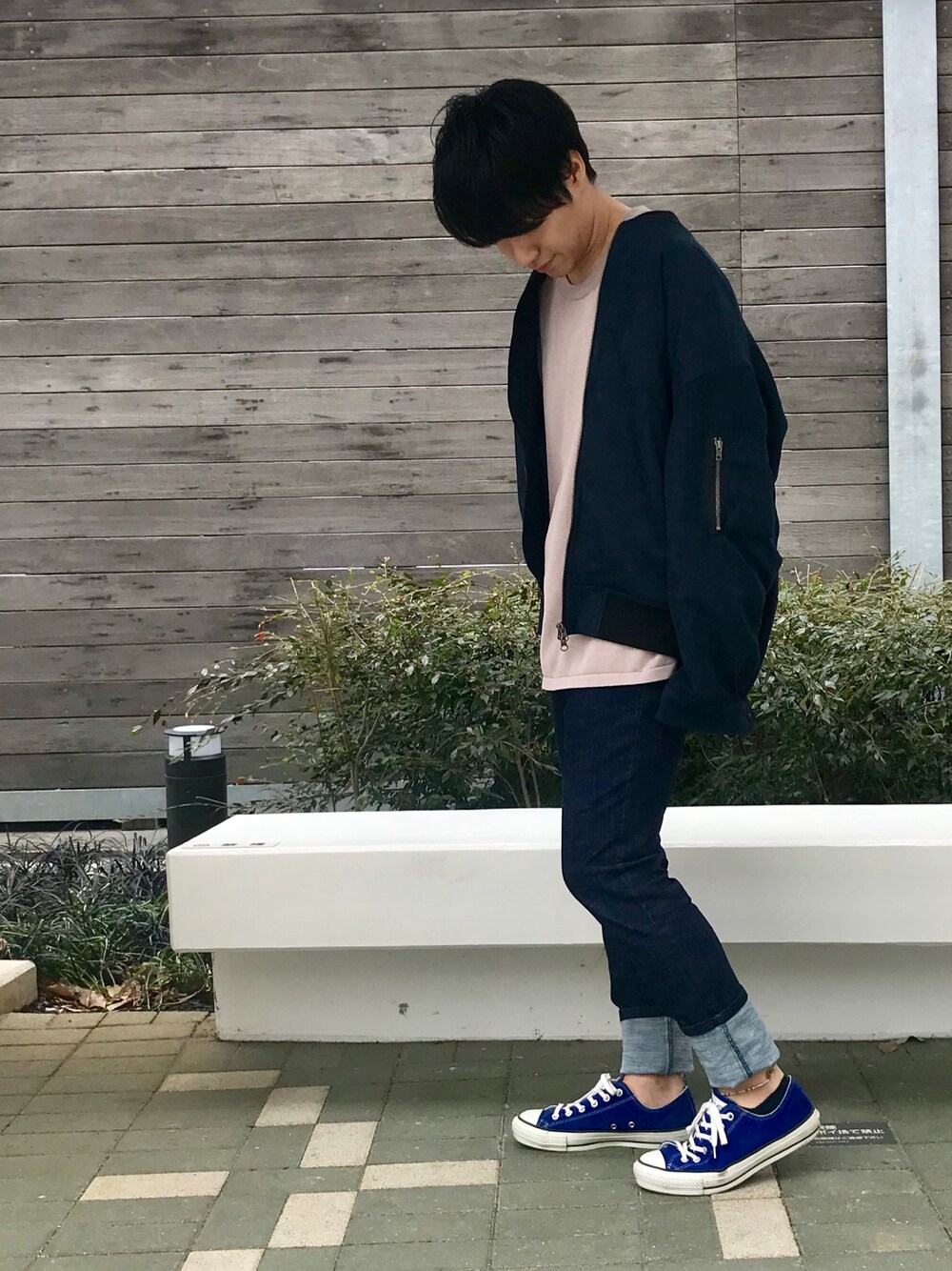 「Junred、converse、スキニーデニム、デニム、MA-1、ビッグシルエット、オーバーサイズ、スニーカー、ロールアップ、春コーデ」｜「JUNREDの【39 Pants】イージースラックス（その他パンツ、ブルー系）」を使った、YUKIさん（メンズ・164cm）の冬コーディネートの1枚目の写真