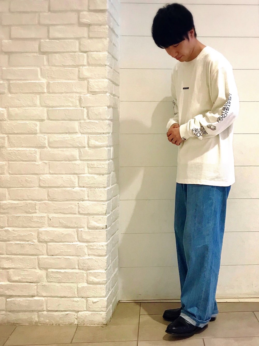 「Junred、FRUIT OF THE LOOM、CHEANEY、ロンT、白Tシャツ、ワイドデニム、ローファー、袖プリント、夏コーデ、秋コーデ」｜「FRUIT OF THE LOOMのFRUIT OF THE LOOM別注ダイモプリント ロンT（Tシャツ/カットソー、ホワイト系）」を使った、YUKIさん（メンズ・164cm）の夏コーディネートの1枚目の写真