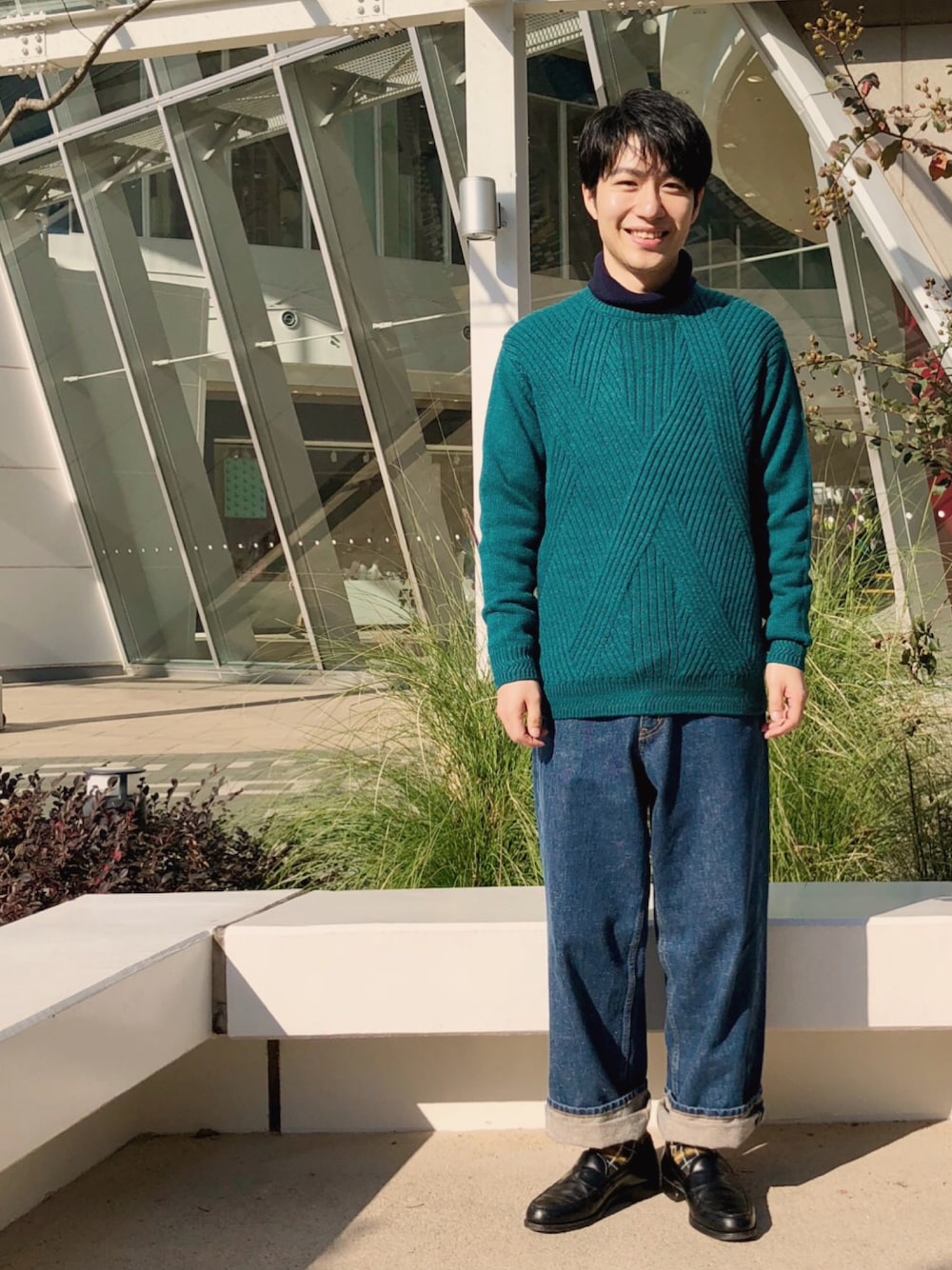 「Junred、CHEANEY、ニット、タートルネック、デニム、ワイドデニム、ローファー、ソックス、革靴、冬コーデ」｜「JUNREDのアルパカ混地柄クルーネックニット（ニット/セーター、グリーン系）」を使った、YUKIさん（メンズ・164cm）の秋コーディネートの1枚目の写真