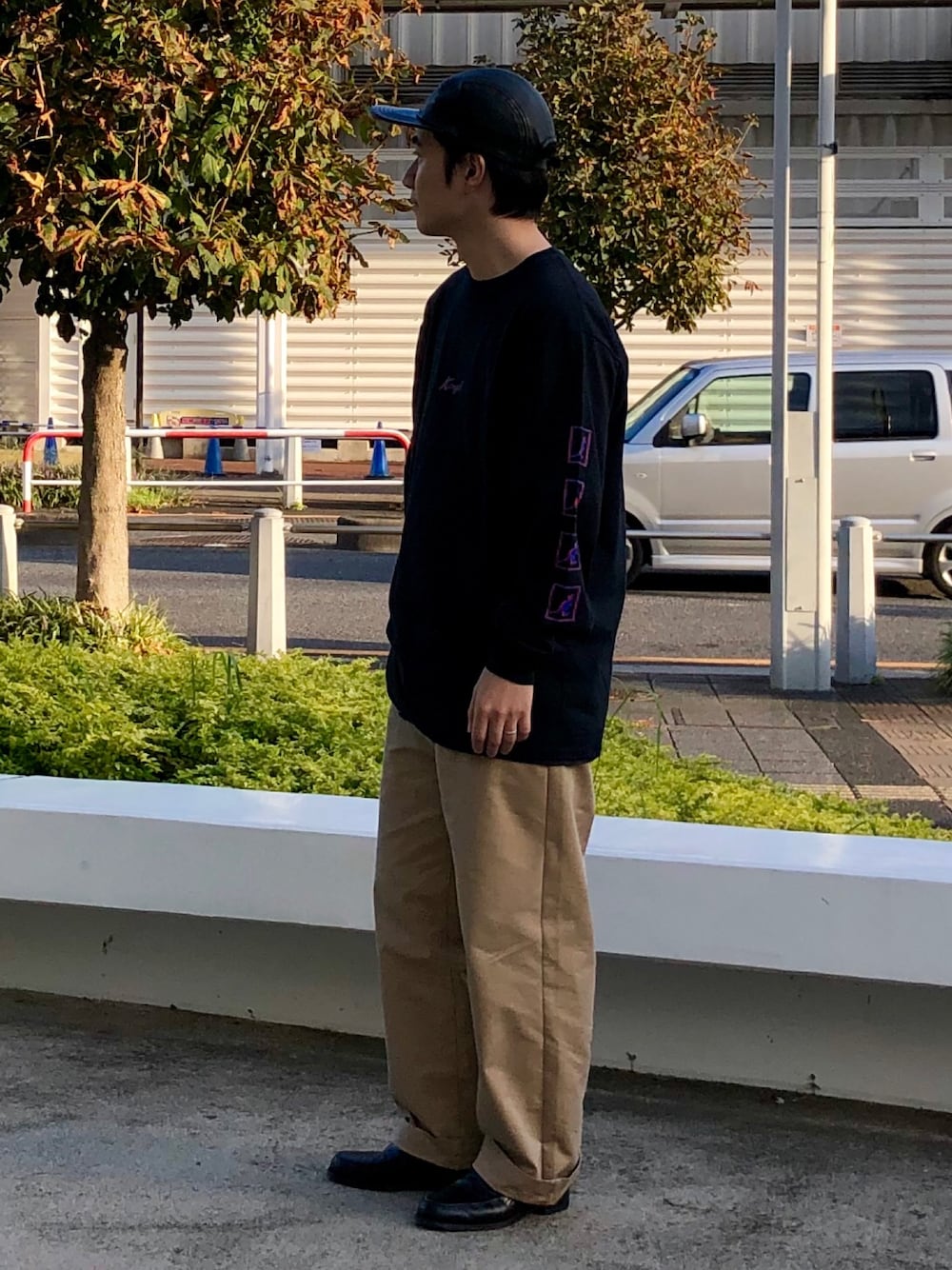 「Junred、KANGOL、Hender Scheme、CHEANEY、袖プリント、ロンT、ワイドパンツ、ワイドチノ、ローファー、秋コーデ」｜「KANGOLの【KANGOL】別注アームプリントロンTEE（Tシャツ/カットソー、ブラック系）」を使った、YUKIさん（メンズ・164cm）の秋コーディネートの1枚目の写真
