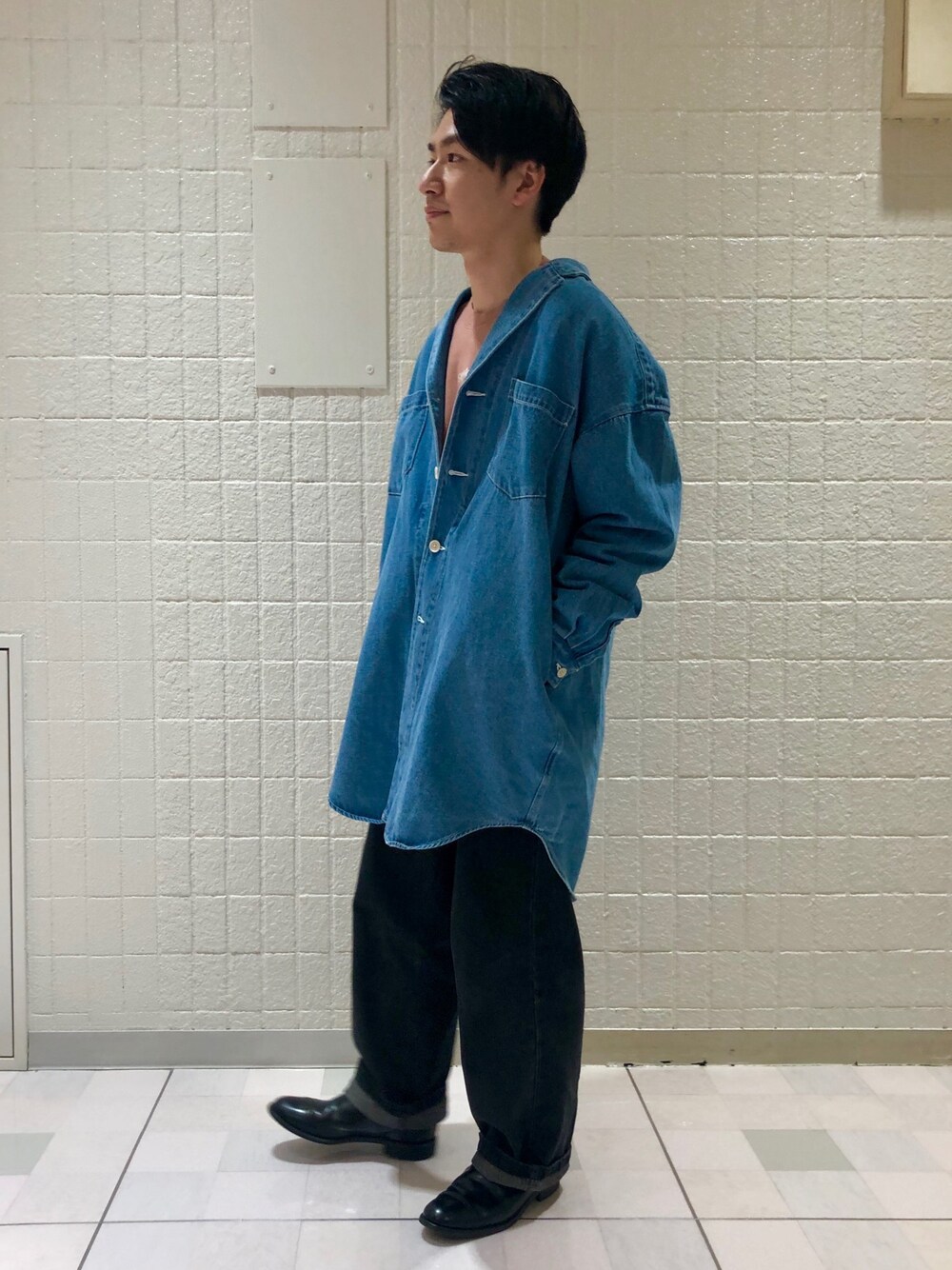 「ジュンレッド(JUNRed)、Junred、デニム、デニムコート、ロングコート、ワイドデニム、グラミチ、GRAMICCI、スウェット、春コーデ」｜「JUNREDのテーラーカラーモンスターデニムミドルコート（デニムジャケット、ブルー系）」を使った、YUKIさん（メンズ・164cm）の春コーディネートの1枚目の写真