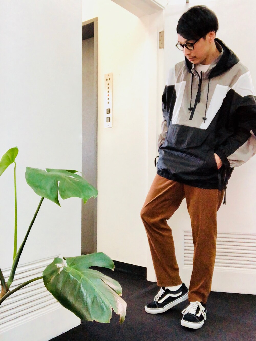 「春、アノラックパーカー、めがね、バンズ、オールドスクール、シャカシャカ」｜「HAREのボストンメガネ(HARE)（メガネ、ブラック系）」を使った、きいちさん（メンズ・180cm）の春コーディネートの1枚目の写真