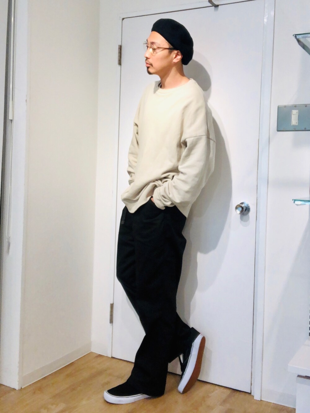 「ベレー帽、めがね、オーバーサイズ、スリッポン」｜「RACALのClassic knitberet / クラシック ニット ベレー（ハンチング/ベレー帽、ブラック系）」を使った、きいちさん（メンズ・180cm）の春コーディネートの1枚目の写真