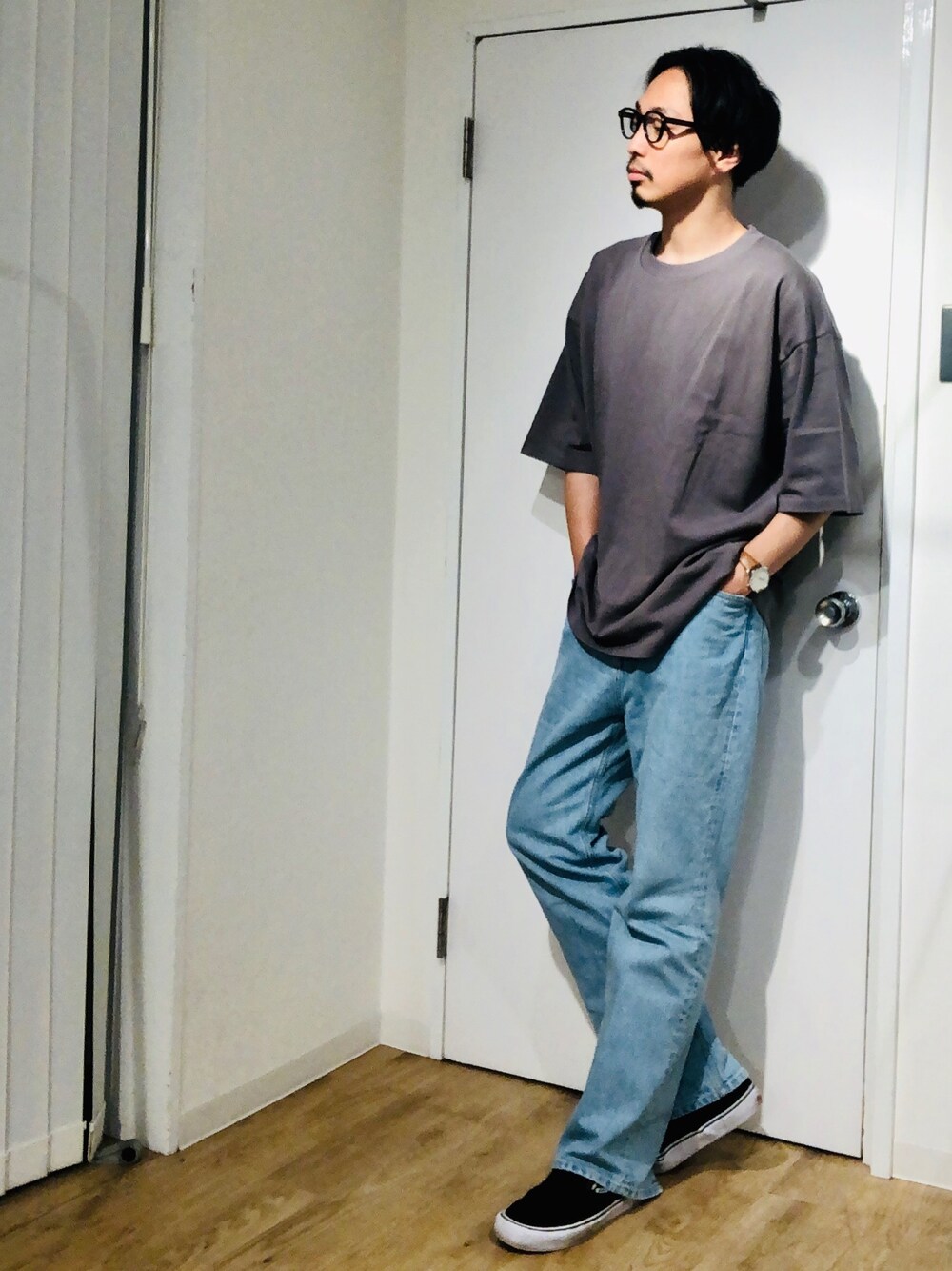 グレー系のTシャツ/カットソー、ブルー系のデニムパンツ、ブラック系のスニーカーを着用したメンズの夏コーディネートの1枚目の写真