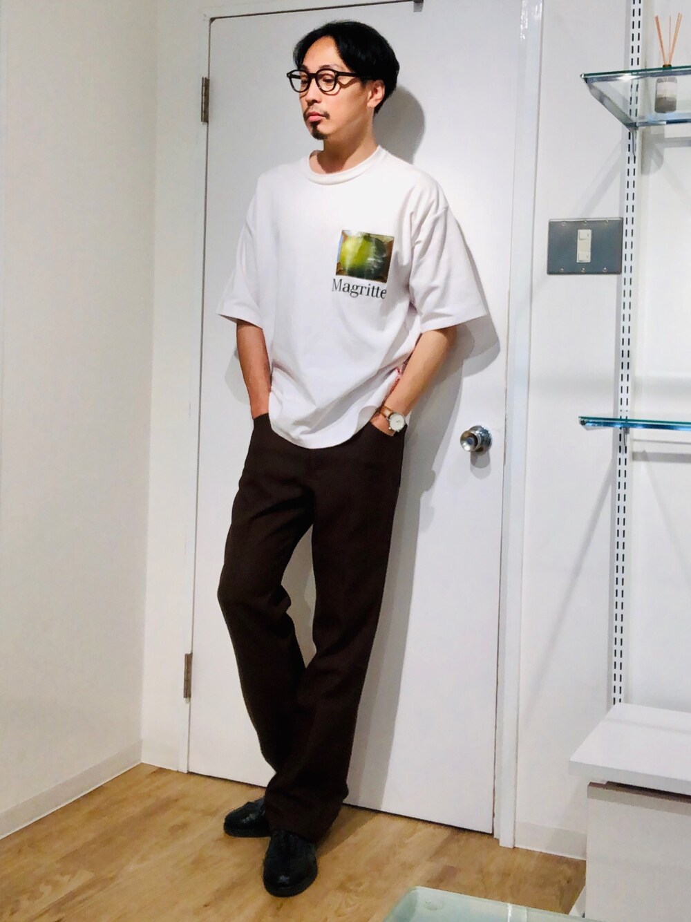 ホワイト系のTシャツ/カットソー、ブラウン系のその他パンツ、ブラック系のサンダルを着用したメンズの夏コーディネートの1枚目の写真