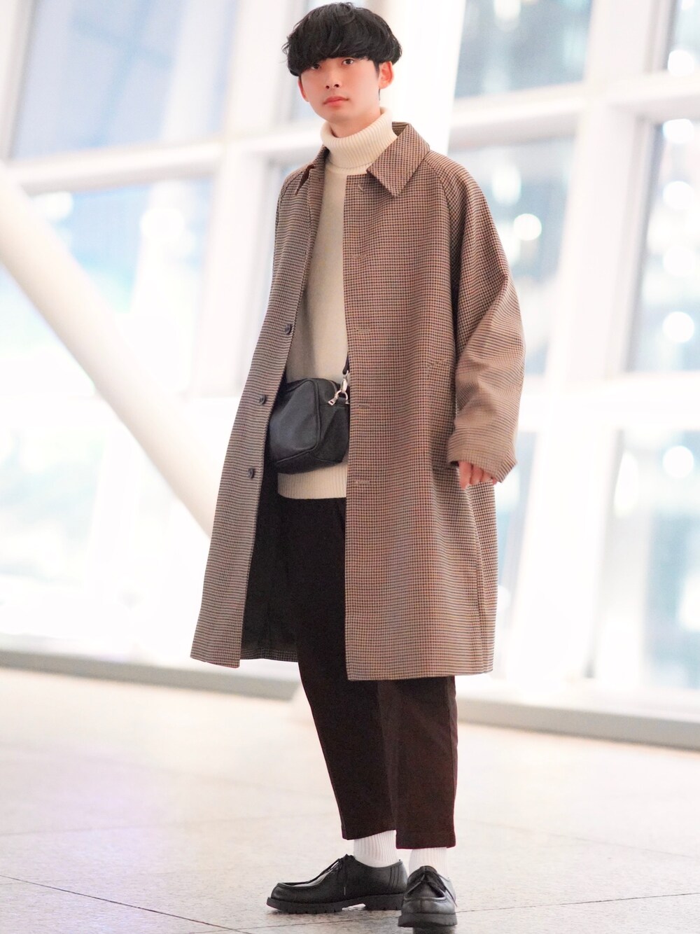 ベージュ系のジャケット/アウター、ホワイト系のニット/セーター、ブラウン系のチノパンツを着用したメンズの秋コーディネートの1枚目の写真