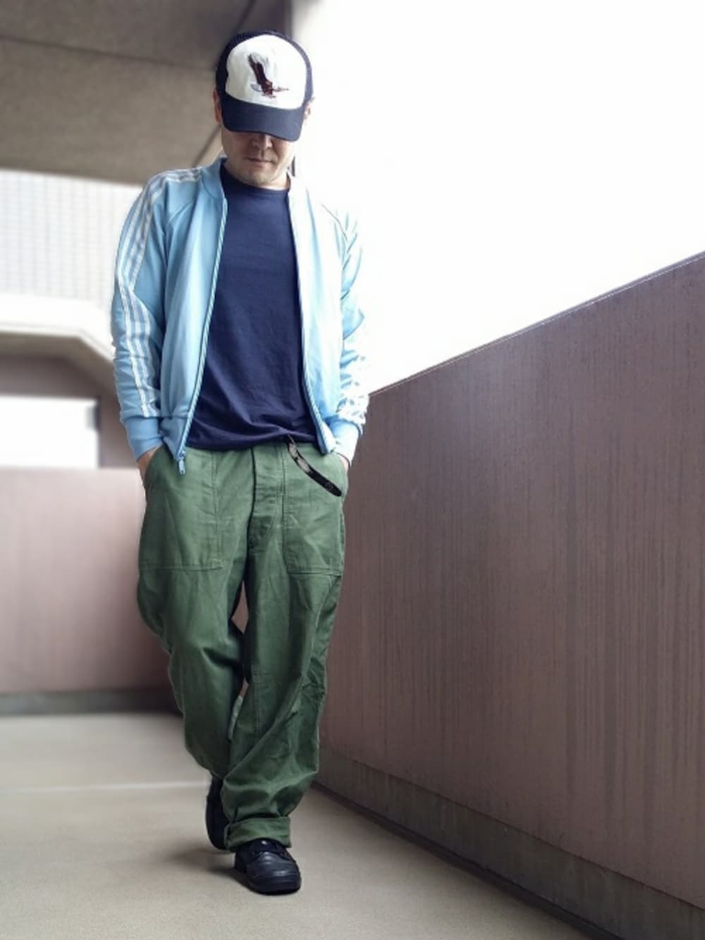 ブラック系のTシャツ/カットソー、ブラック系のブーツ、ブルー系のジャージを着用したメンズの春コーディネートの1枚目の写真