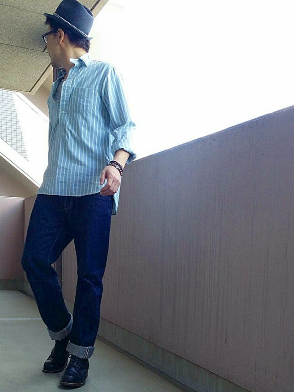 ブルー系のデニムパンツ、ブルー系のシャツ/ブラウス、ブラック系のブーツを着用したメンズの夏コーディネートの1枚目の写真