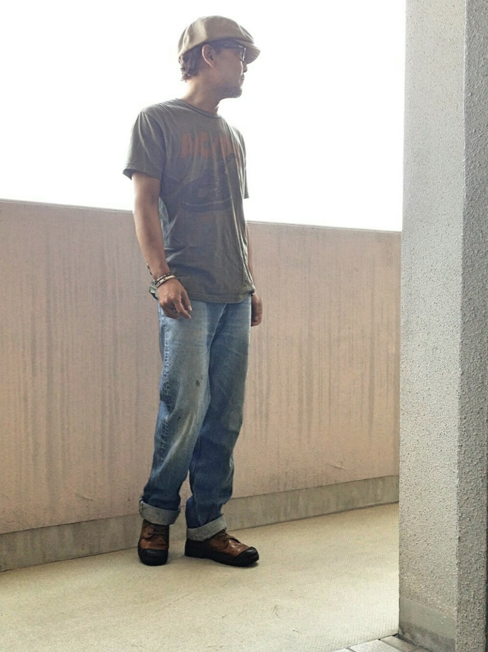 グリーン系のTシャツ/カットソー、ブルー系のデニムパンツ、ブラウン系のブーツを着用したメンズの夏コーディネートの1枚目の写真