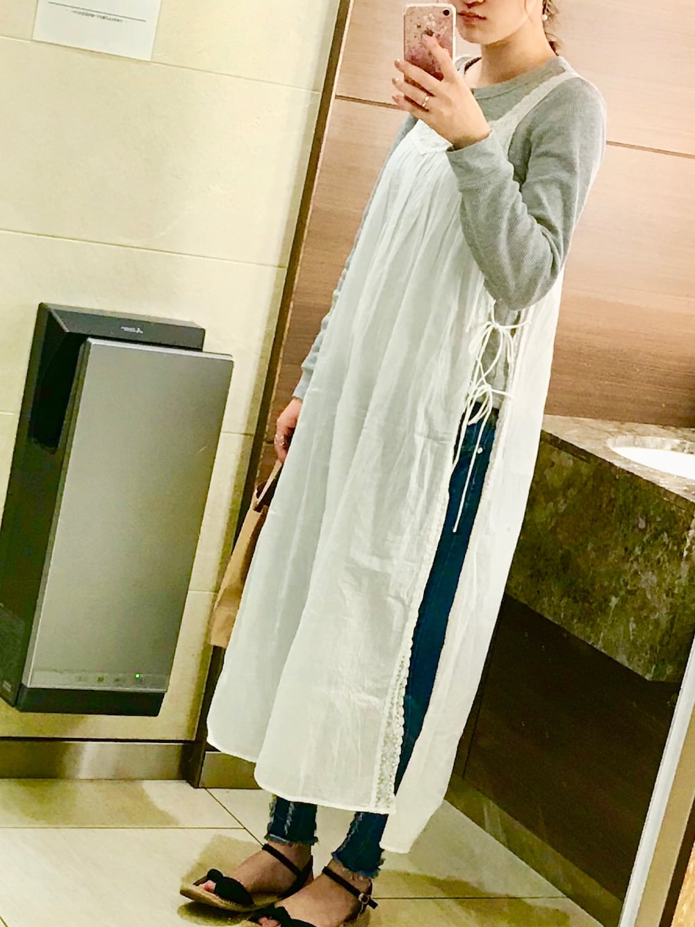 「Another Editionのレースアップキャミワンピース ◆（ワンピース、ホワイト系）」を使った、riさん（レディース・165cm）の夏コーディネートの1枚目の写真