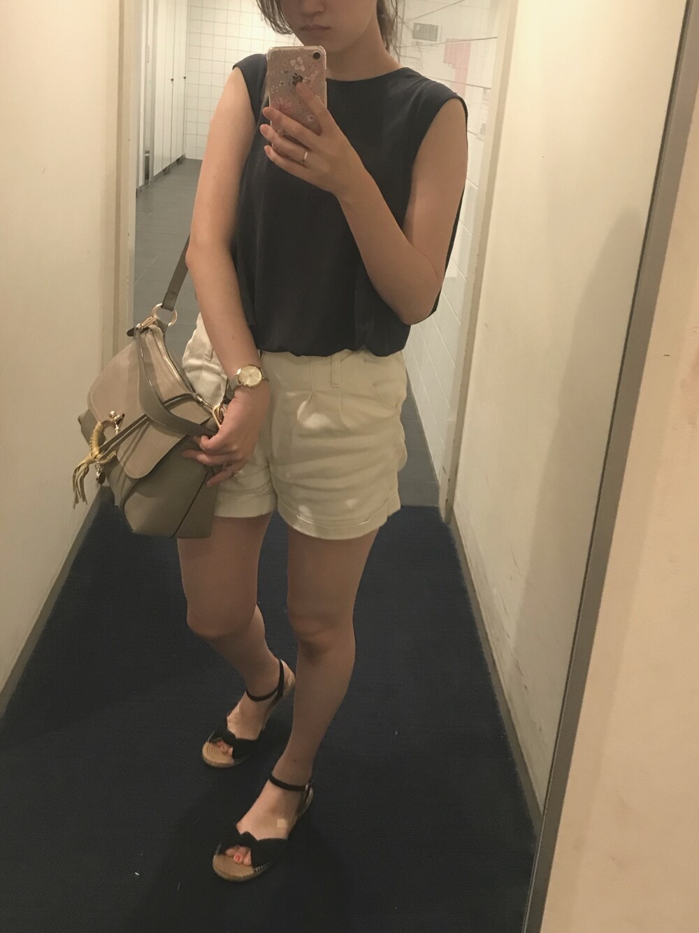 「URBAN RESEARCH DOORS WOMENSのアイテム（トップス、ブラック系）」を使った、riさん（レディース・165cm）の夏コーディネートの1枚目の写真