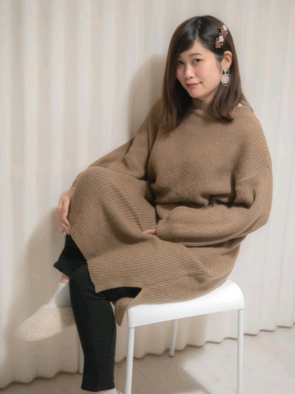 ブラウン系のワンピース、ブラック系のその他パンツ、その他のその他を着用したレディースの春コーディネートの1枚目の写真