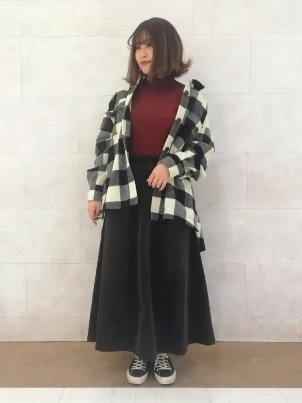 レッド系のニット/セーター、その他のシャツ/ブラウス、グレー系のスカートを着用したレディースの冬コーディネートの1枚目の写真