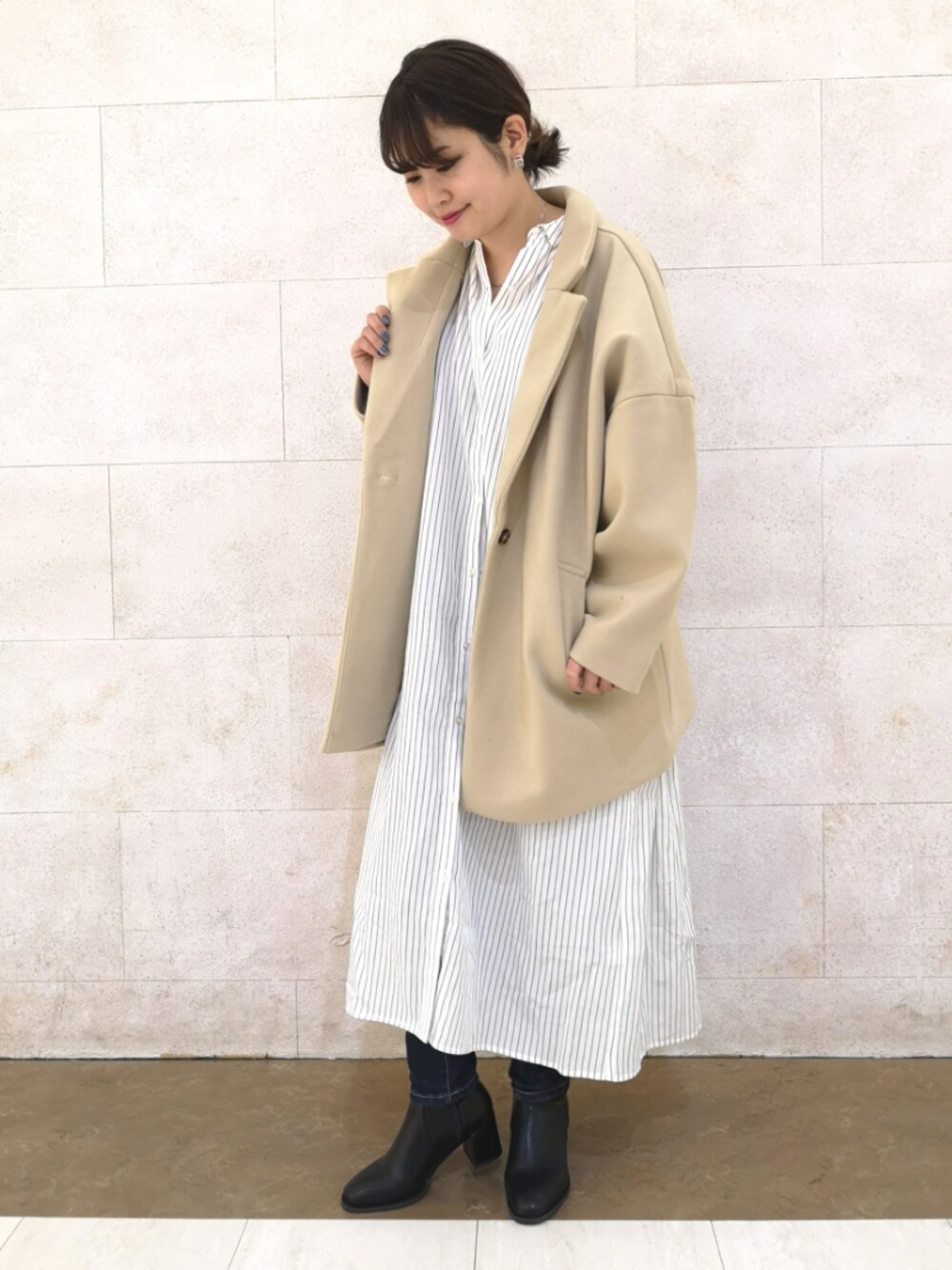 ベージュ系のニット/セーター、ベージュ系のジャケット/アウター、ホワイト系のワンピース/ドレスを着用したレディースの冬コーディネートの1枚目の写真
