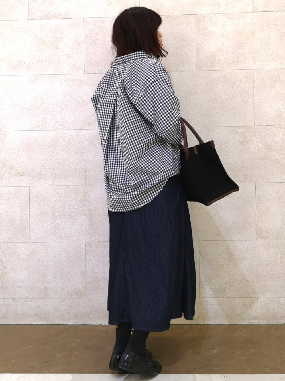 その他のシャツ/ブラウス、ブルー系のデニムスカート、ブラック系のローファーを着用したレディースの春コーディネートの1枚目の写真