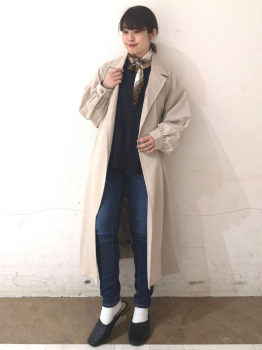 ベージュ系のジャケット/アウター、ベージュ系のトレンチコート、ブルー系のデニムパンツを着用したレディースの春コーディネートの1枚目の写真