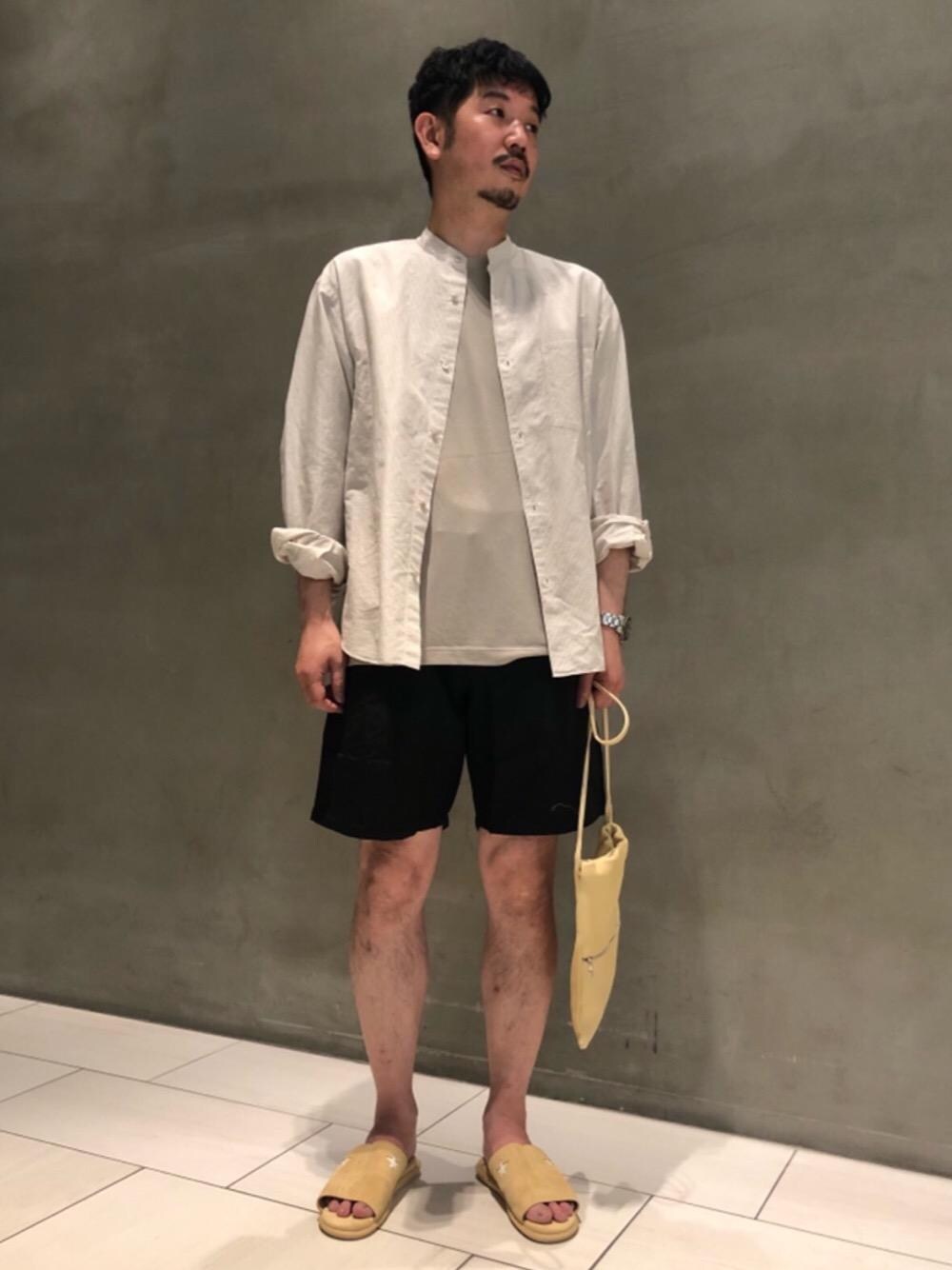 ブラック系のその他パンツ、ベージュ系のシャツ/ブラウス、ベージュ系のTシャツ/カットソーを着用したメンズの春コーディネートの1枚目の写真