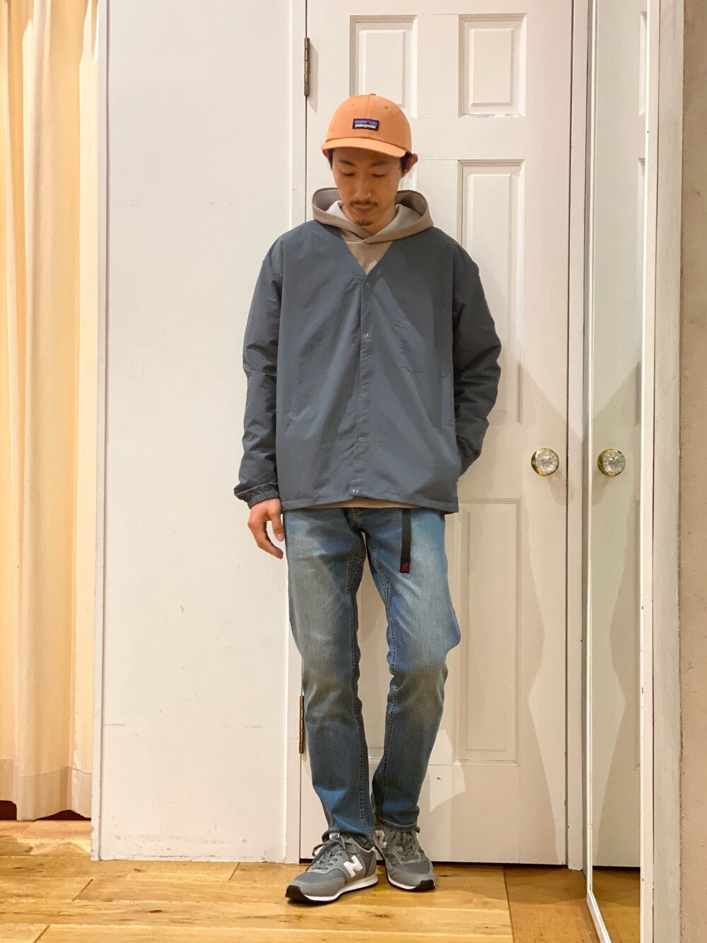 グレー系のカーディガン/ボレロ、ブラウン系のパーカー、ブルー系のその他パンツを着用したメンズの春コーディネートの1枚目の写真