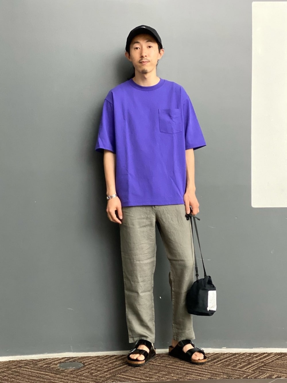 「夏コーデ、シンプルコーデ、Tシャツ、大人カジュアル、URBAN RESEARCH DOORS、サンダル、birkenstock、キャップ、リネンパンツ、これが私をアゲる服」｜「FRUIT OF THE LOOMの【別注】FRUIT OF THE LOOM×DOORS 刺繍 キャップ（キャップ、ブラック系）」を使った、山崎まさひささん（メンズ・175cm）の春コーディネートの1枚目の写真