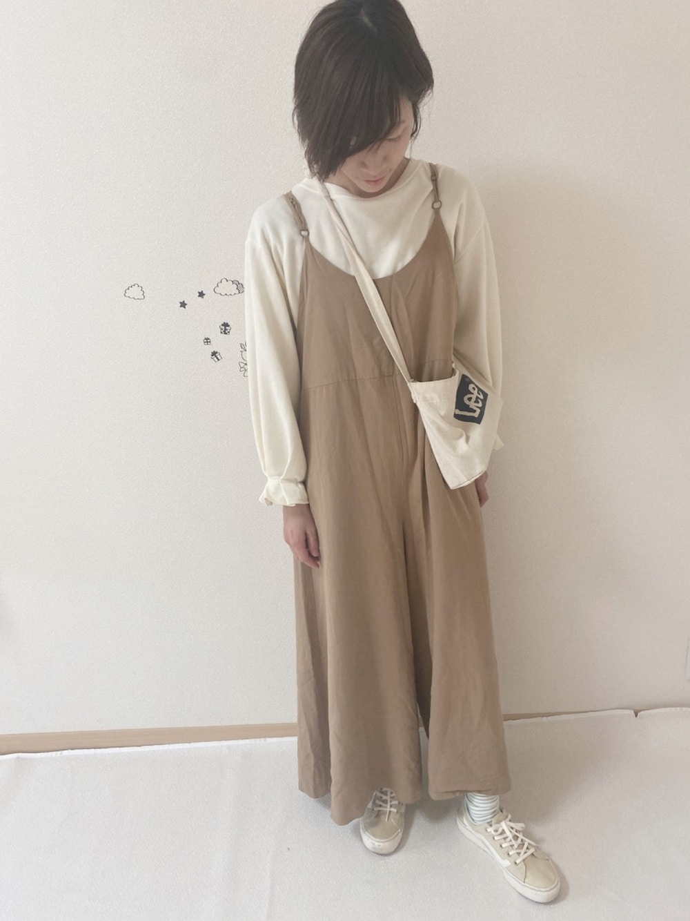「おうちファッション、ラクチンコーデ、サロペット、シンプルコーデ、部屋撮り、モノトーンコーデ、スニーカーコーデ、いいね、save、フォローお願いします🤑、おうちスタイル」｜「GLOBAL WORKのレースアップキャミサロペット/780239（サロペット/オーバーオール、ベージュ系）」を使った、ko_ai_to🎶さん（レディース・154cm）の春コーディネートの1枚目の写真