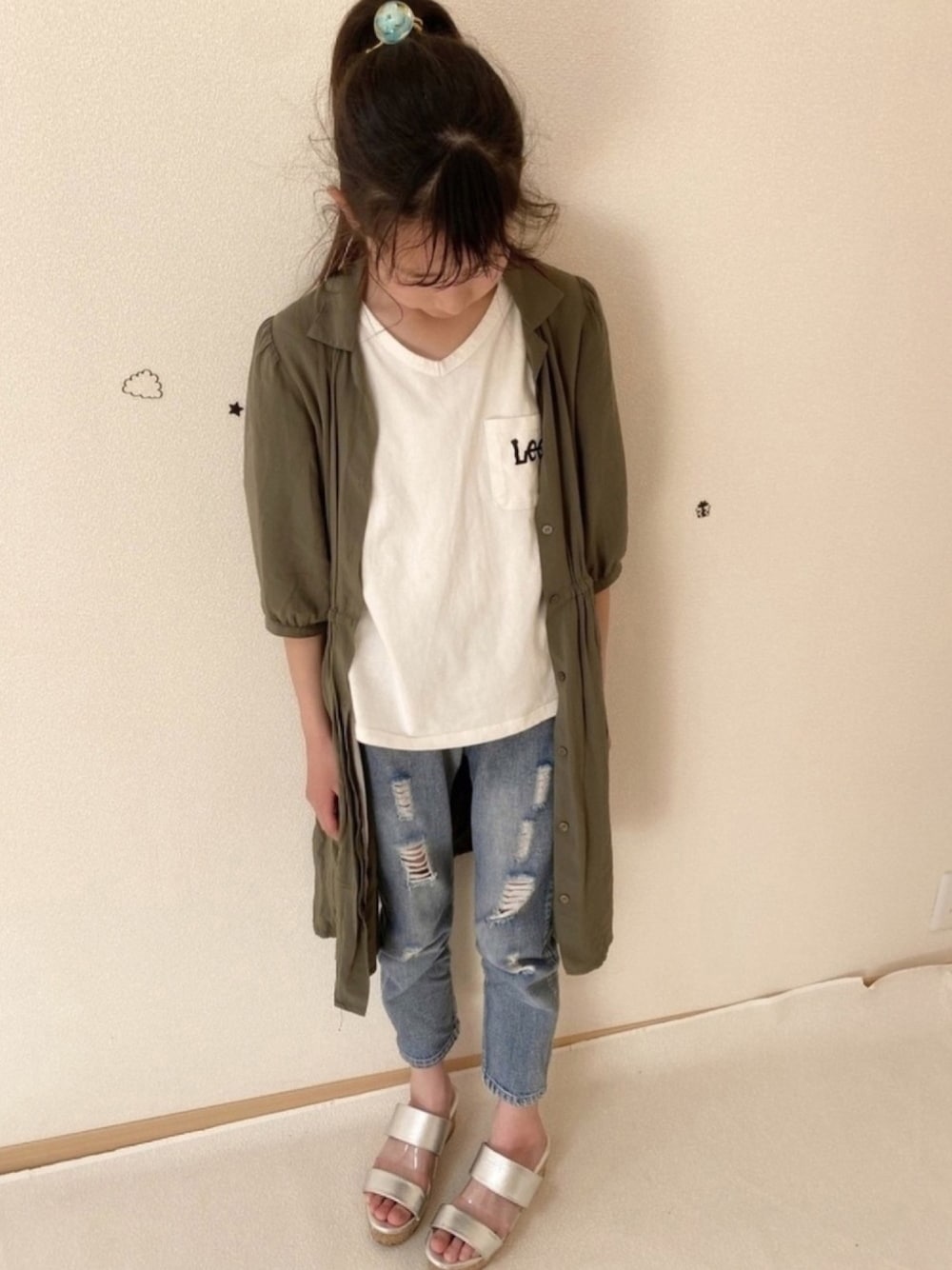 「おしゃれさんと繋がりたい、部屋撮り、サンダル、カーディガン、リラックススタイル、プチプラ、デニムパンツ、韓国子供服、白シャツ、シンプルコーデ」｜「DISCOATの3ベルトコルクウエッジサンダル（サンダル、シルバー系）」を使った、ko_ai_to🎶さん（キッズ・140cm）の春コーディネートの1枚目の写真