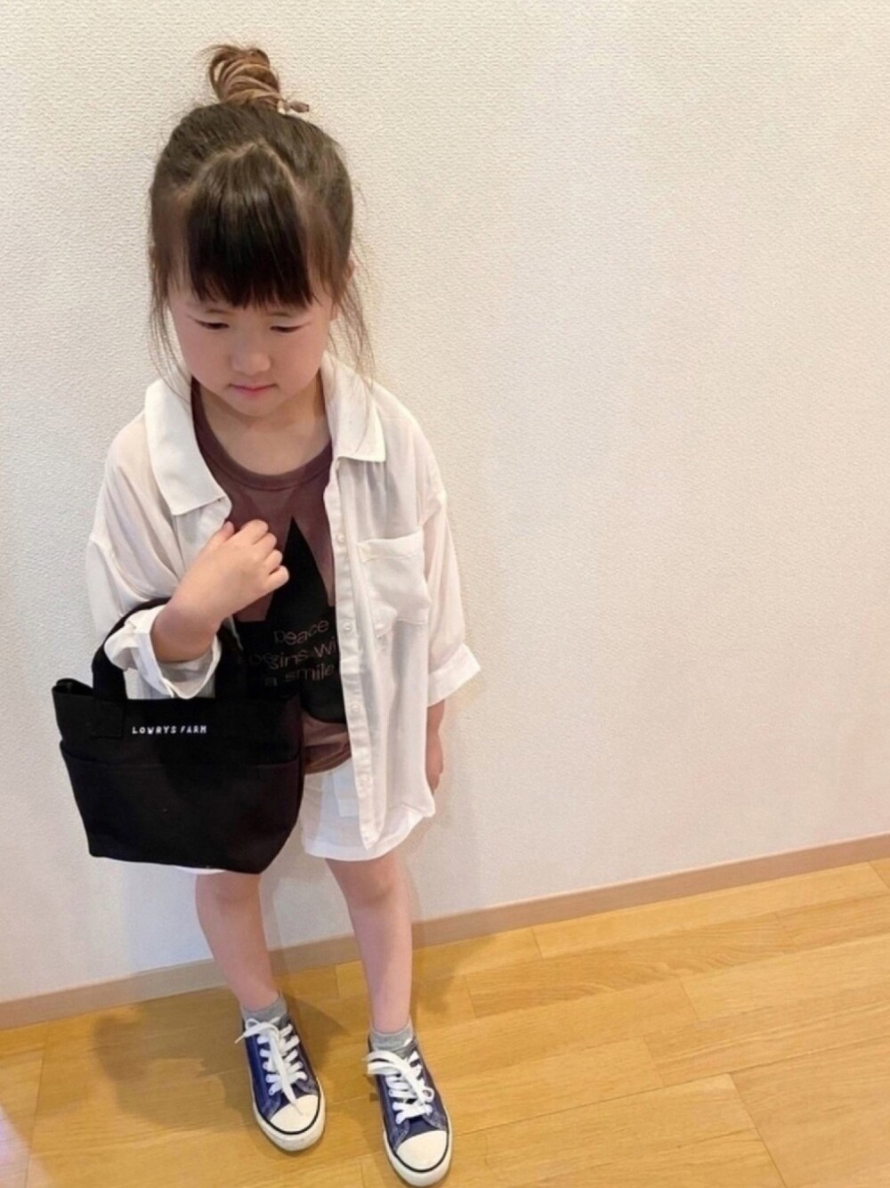 「おしゃれさんと繋がりたい、シンプルコーデ、プチプラ、Branshes、おうちファッション、ショートパンツ、タンクトップ、シアーシャツ、春夏コーデ、白シャツ」｜「GLOBAL WORKの【キッズ】シアーBIGシャツ/7分袖/871564（シャツ/ブラウス、ベージュ系）」を使った、ko_ai_to🎶さん（キッズ・110cm）の春コーディネートの1枚目の写真
