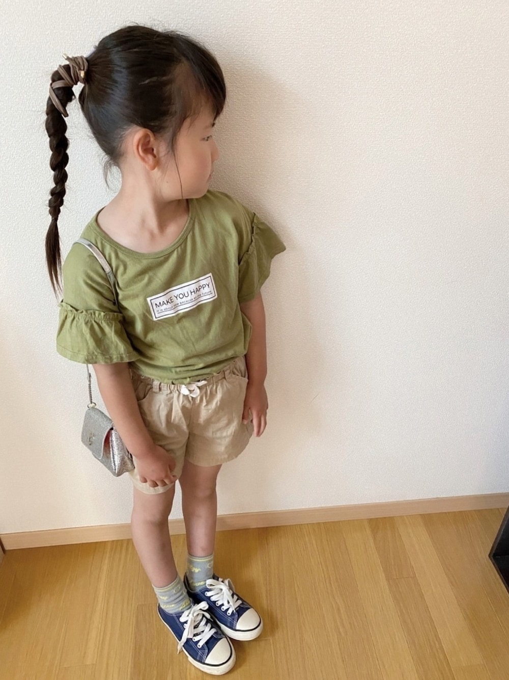 「Branshes、カーキ、おしゃれさんと繋がりたい、おうちファッション、ショートパンツ、春夏コーデ、ロゴT、シンプルコーデ」｜「SMELLYのフェイクレザーグルグルヘアワイヤー（その他ヘアアクセサリー、ブラウン系）」を使った、ko_ai_to🎶さん（キッズ・110cm）の夏コーディネートの1枚目の写真