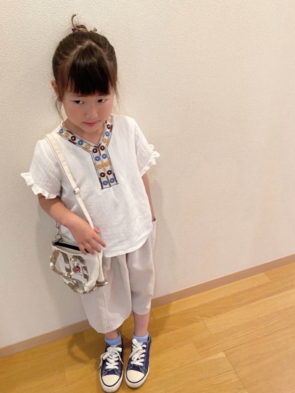 「プチプラ、おうちファッション、韓国子供服、シンプルコーデ、モノトーン、春夏コーデ、ゆるコーデ、しまむら、カジュアルコーデ、ポシェット」｜「ヒラキのアイテム（スニーカー、ブルー系）」を使った、ko_ai_to🎶さん（キッズ・110cm）の春コーディネートの1枚目の写真