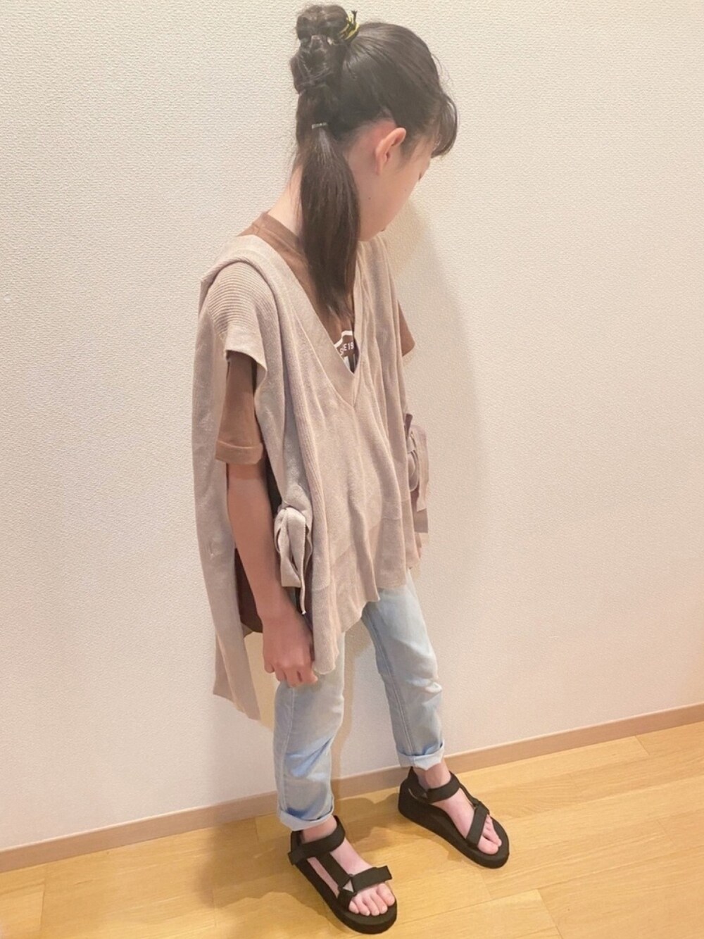 ベージュ系のベスト、ブラウン系のTシャツ/カットソー、ブルー系のデニムパンツを着用したキッズの夏コーディネートの1枚目の写真