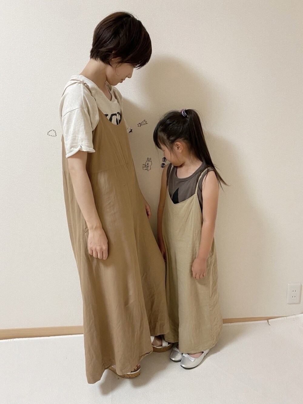 「サロペット、おしゃれさんと繋がりたい、カジュアルコーデ、おうちファッション、親コーデ、プチプラ、ゆるコーデ、春夏コーデ、シンプルコーデ、バレエシューズ」｜「devirockのデビラボ プリントタンクトップ（タンクトップ、その他）」を使った、ko_ai_to🎶さん（キッズ・110cm）の夏コーディネートの1枚目の写真