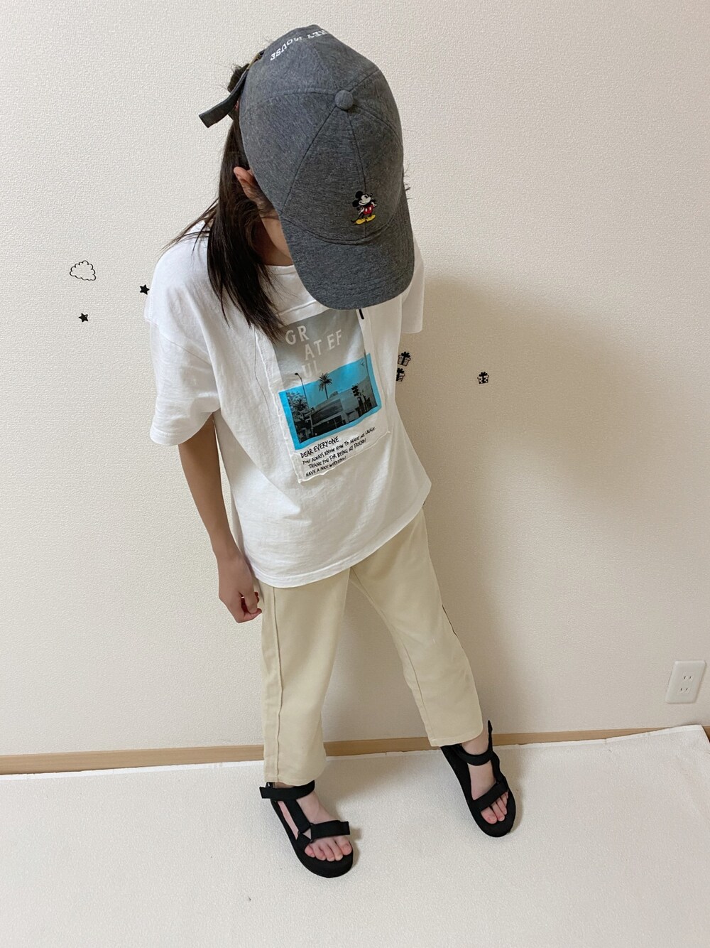 「白パンツ、ロゴT、キャップ、夏コーデ、ホワイトコーデ、リラックススタイル、サンダル、くすみカラー、スポーツミックス」｜「coenの【coen キッズ / ジュニア】フォトプリントTシャツ（Tシャツ/カットソー、ホワイト系）」を使った、ko_ai_to🎶さん（キッズ・144cm）の夏コーディネートの1枚目の写真