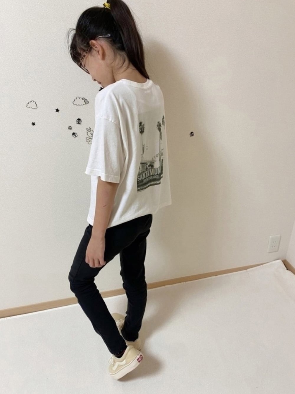 ベージュ系のTシャツ/カットソー、ブラック系のその他パンツ、ベージュ系のスニーカーを着用したキッズの夏コーディネートの1枚目の写真