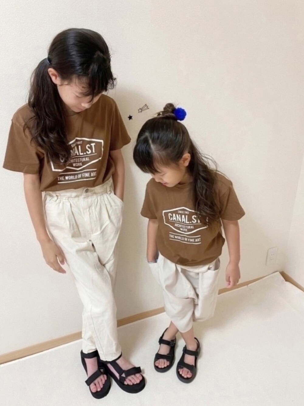 「サンダル、リラックススタイル、ハーフパンツ、白パンツ、ロゴT、夏コーデ、プチプラ、カジュアルコーデ、プリントT、ブラウン」｜「THE SHOP TK の【100-150cm】BOXロゴTシャツ（Tシャツ/カットソー、ブラウン系）」を使った、ko_ai_to🎶さん（キッズ・144cm）の夏コーディネートの1枚目の写真