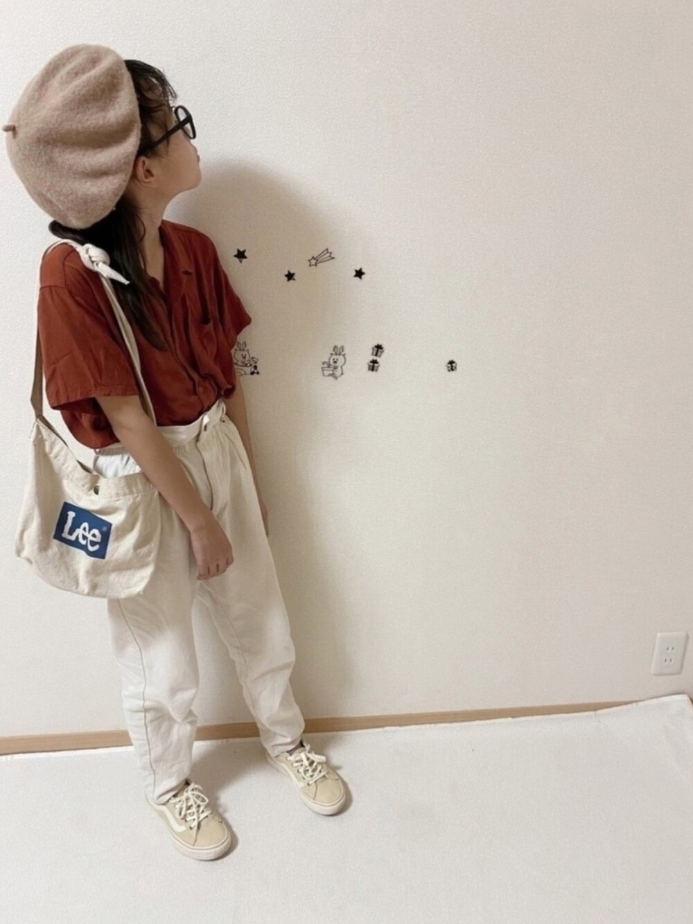 「カジュアルコーデ、リラックススタイル、白パンツ、休日スタイル、プチプラ、タックイン、ベレー帽、秋服準備はじめました、ブラウン、スニーカー」｜「devirockのオープンカラーシャツ（シャツ/ブラウス、ブラウン系）」を使った、ko_ai_to🎶さん（キッズ・144cm）の夏コーディネートの1枚目の写真