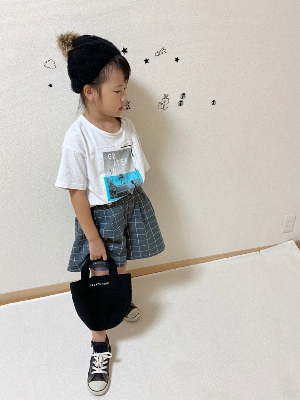 ホワイト系のTシャツ/カットソー、グレー系のその他パンツ、ブラック系のトートバッグを着用したキッズの秋コーディネートの1枚目の写真