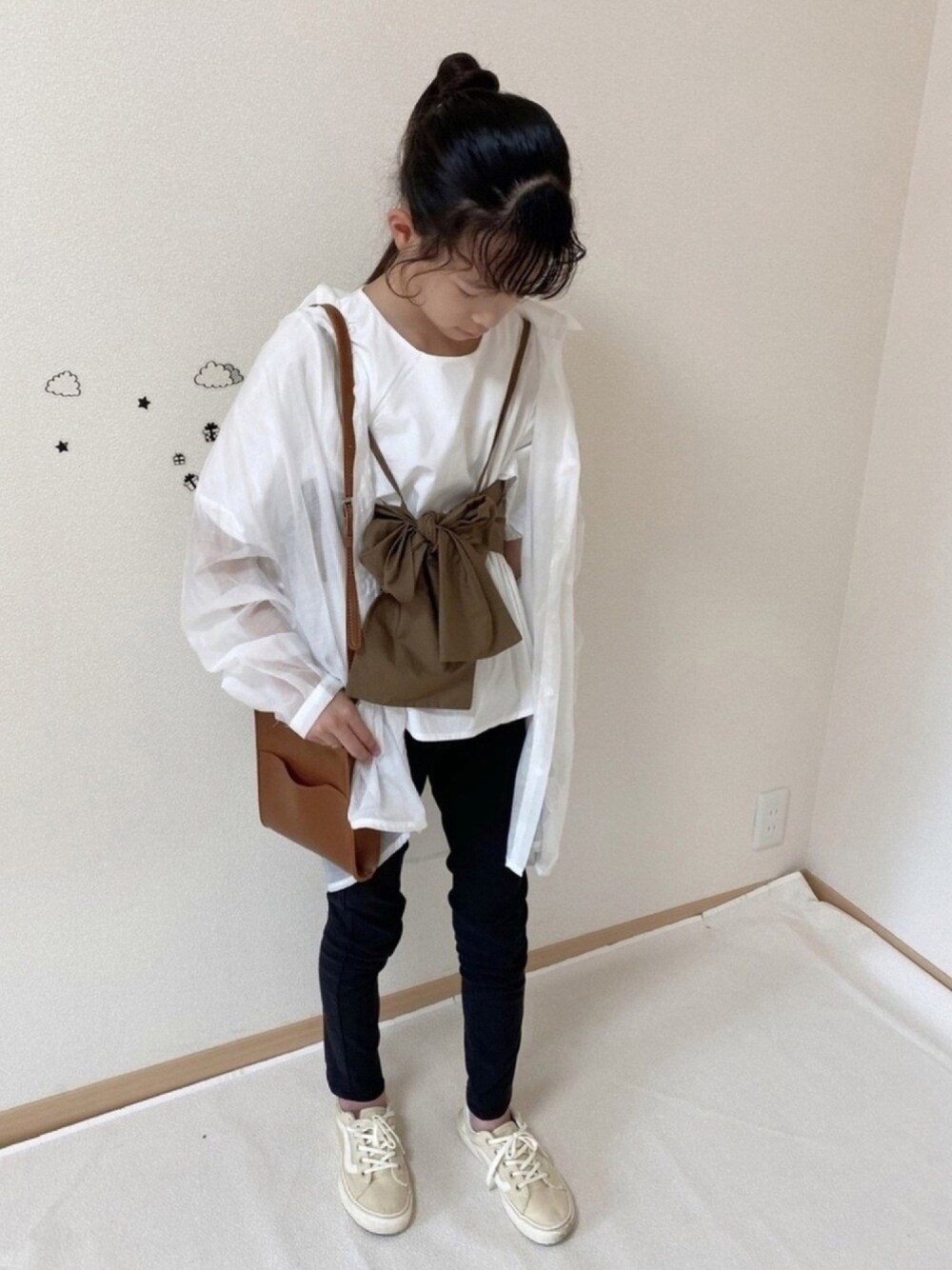 「黒スキニー、秋コーデ、秋服準備はじめました、VANS、オーバーサイズ、ブラウン、プチプラ、シャツ、休日スタイル、ショルダーバッグ」｜「GRLのTシャツ×リボンビスチェセット（Tシャツ/カットソー、ブラウン系）」を使った、ko_ai_to🎶さん（キッズ・144cm）の秋コーディネートの1枚目の写真