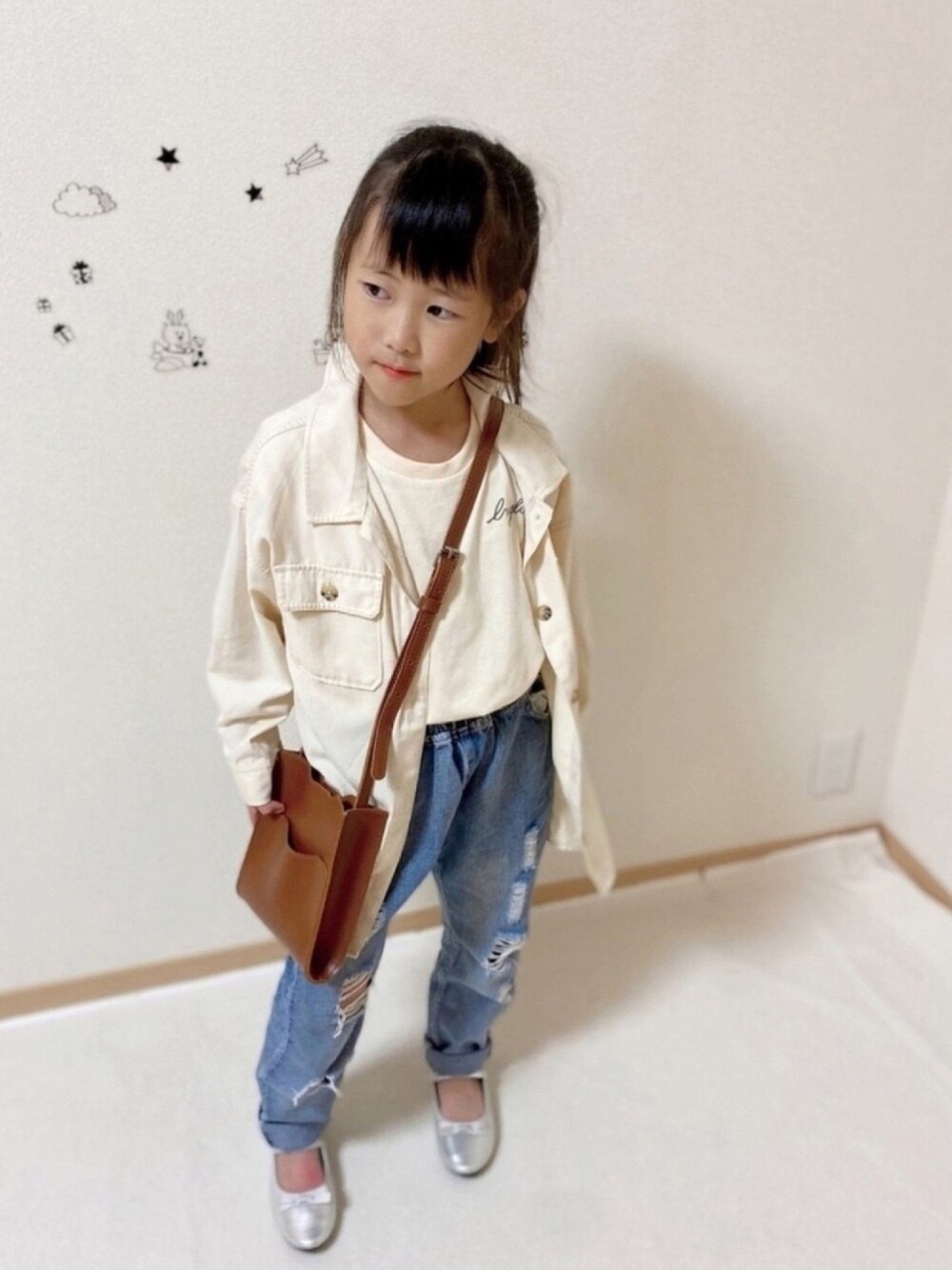「ショルダーバッグ、CPOジャケット、ブラウン、バレエシューズ、韓国子供服、プチプラ、ビッグシルエット、ゆるコーデ」｜「CIAOPANIC TYPYの【ママとおそろい】レターノースリーブTee（Tシャツ/カットソー、ベージュ系）」を使った、ko_ai_to🎶さん（キッズ・120cm）の秋コーディネートの1枚目の写真
