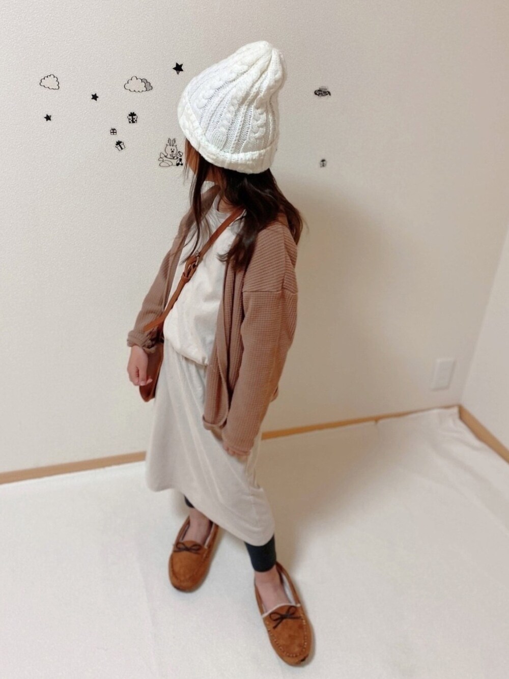 「Branshes、ブラウン、モカシン、カーディガン、ニット帽、ロングスカート、淡色コーデ」｜「BRANSHESの【WEB限定】後ろスリット長袖ワンピース（ワンピース、ベージュ系）」を使った、ko_ai_to🎶さん（キッズ・120cm）の秋コーディネートの1枚目の写真