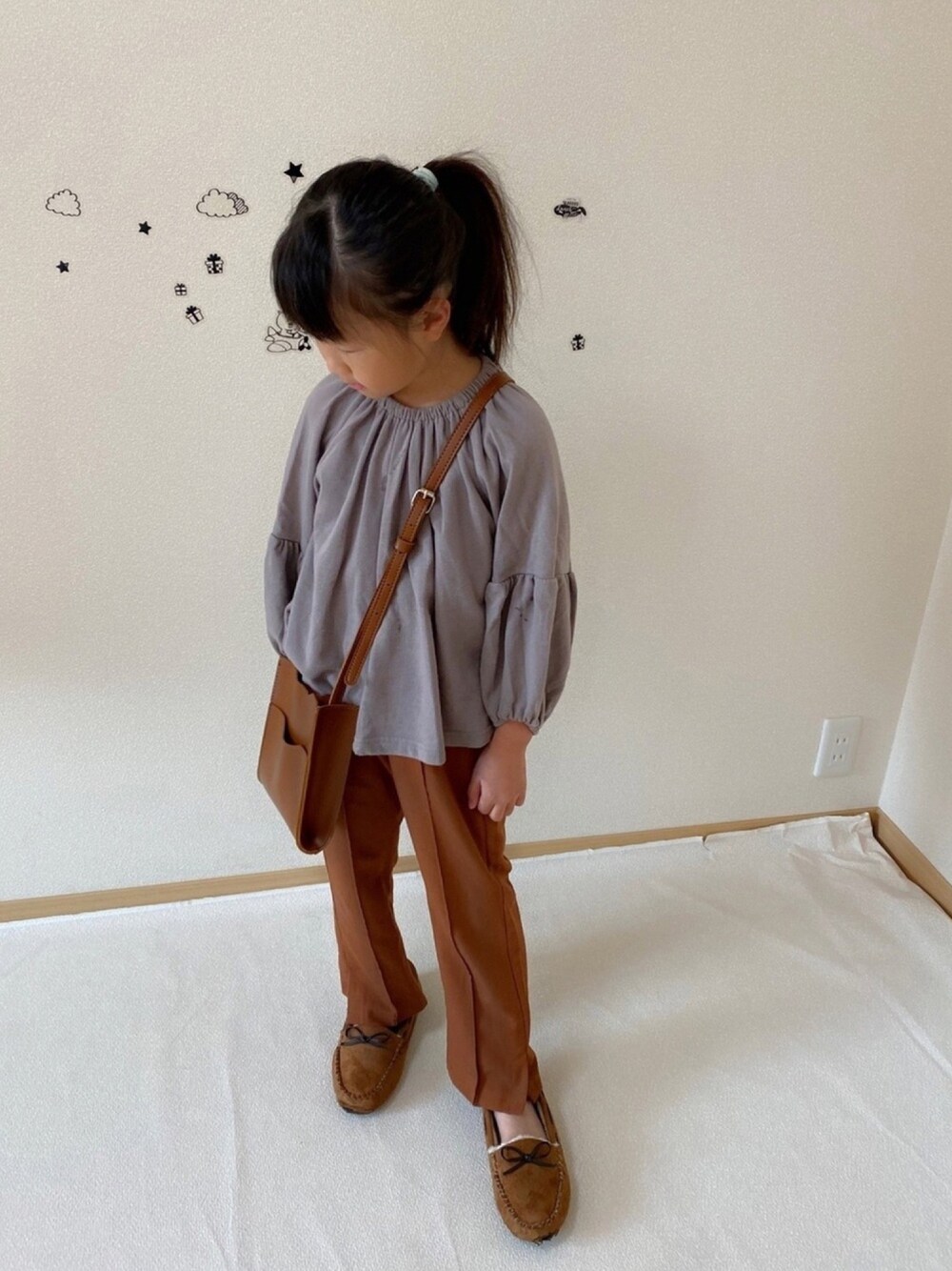 「ブラウン、モカシン、ショルダーバッグ、カラーパンツ、韓国子供服、プチプラ、ポシェット、カジュアルコーデ」｜「韓国子供服のアイテム（Tシャツ/カットソー、ベージュ系）」を使った、ko_ai_to🎶さん（キッズ・120cm）の秋コーディネートの1枚目の写真
