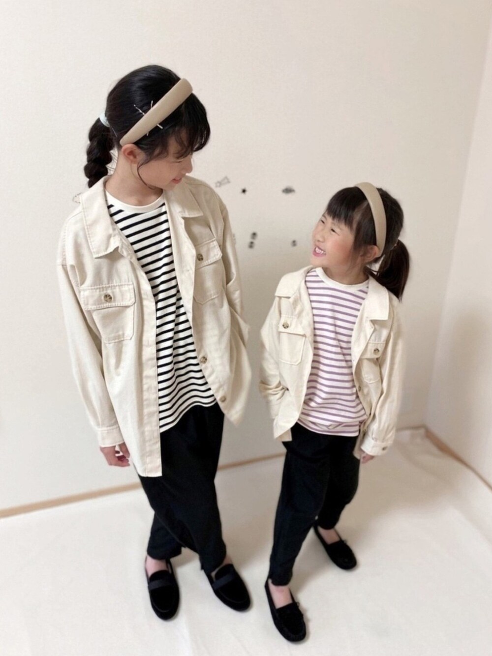 パープル系のTシャツ/カットソー、ブラック系のその他パンツ、ブラック系のその他パンツを着用したキッズの秋コーディネートの1枚目の写真