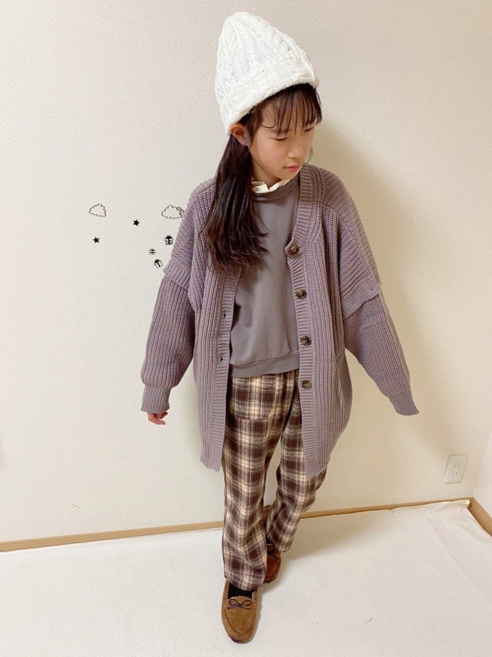「年末WEAR感謝祭、ケーブルニット、ブラウンコーデ、冬コーデ、赤チェック」｜「pairmanonのフリルネック 異素材 シャツ レイヤード風 裏毛 長袖 ロングスリーブ スウェット トレーナー（スウェット、ブラウン系）」を使った、ko_ai_to🎶さん（キッズ・147cm）の冬コーディネートの1枚目の写真