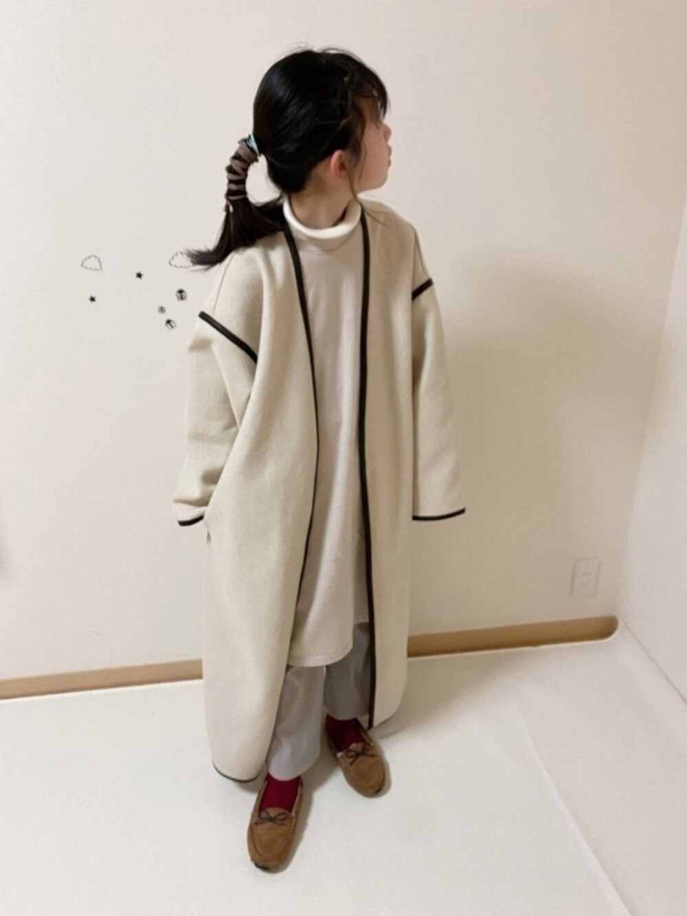 「タートルネック、私の推しブランド、グレー、Branshes、淡色コーデ、チェスターコート、ロングワンピース、休日スタイル」｜「GLOBAL WORKのアイテム（ニット/セーター、ホワイト系）」を使った、ko_ai_to🎶さん（キッズ・149cm）の冬コーディネートの1枚目の写真