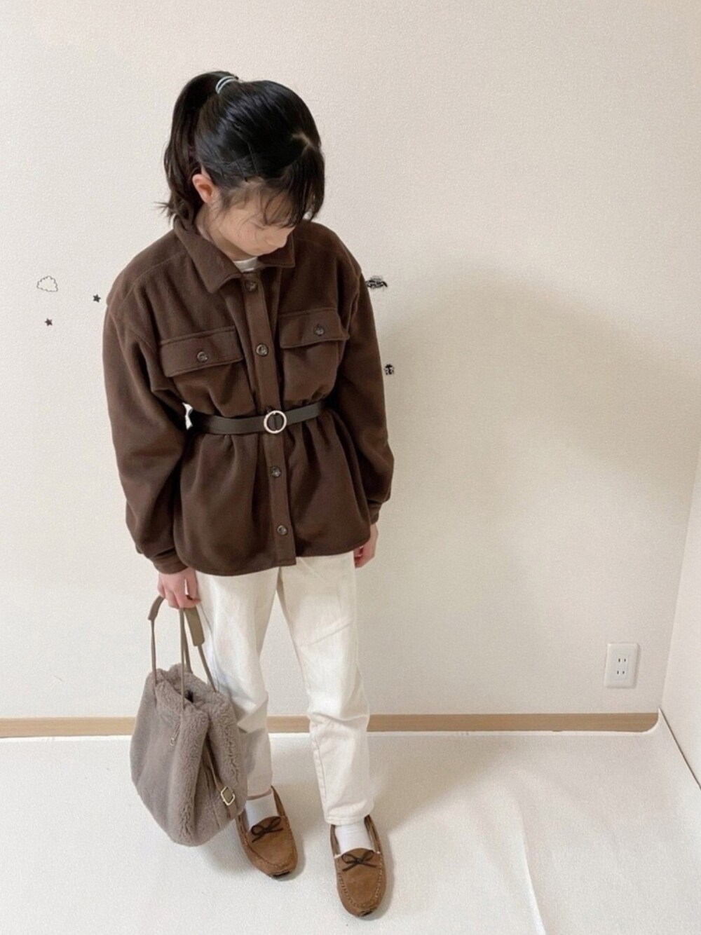 「私の推しブランド、休日スタイル、モコモコアウター、ブラウン色に染まれ、白パンツ」｜「＆yamのフリースCPO（その他アウター、ブラウン系）」を使った、ko_ai_to🎶さん（キッズ・149cm）の冬コーディネートの1枚目の写真