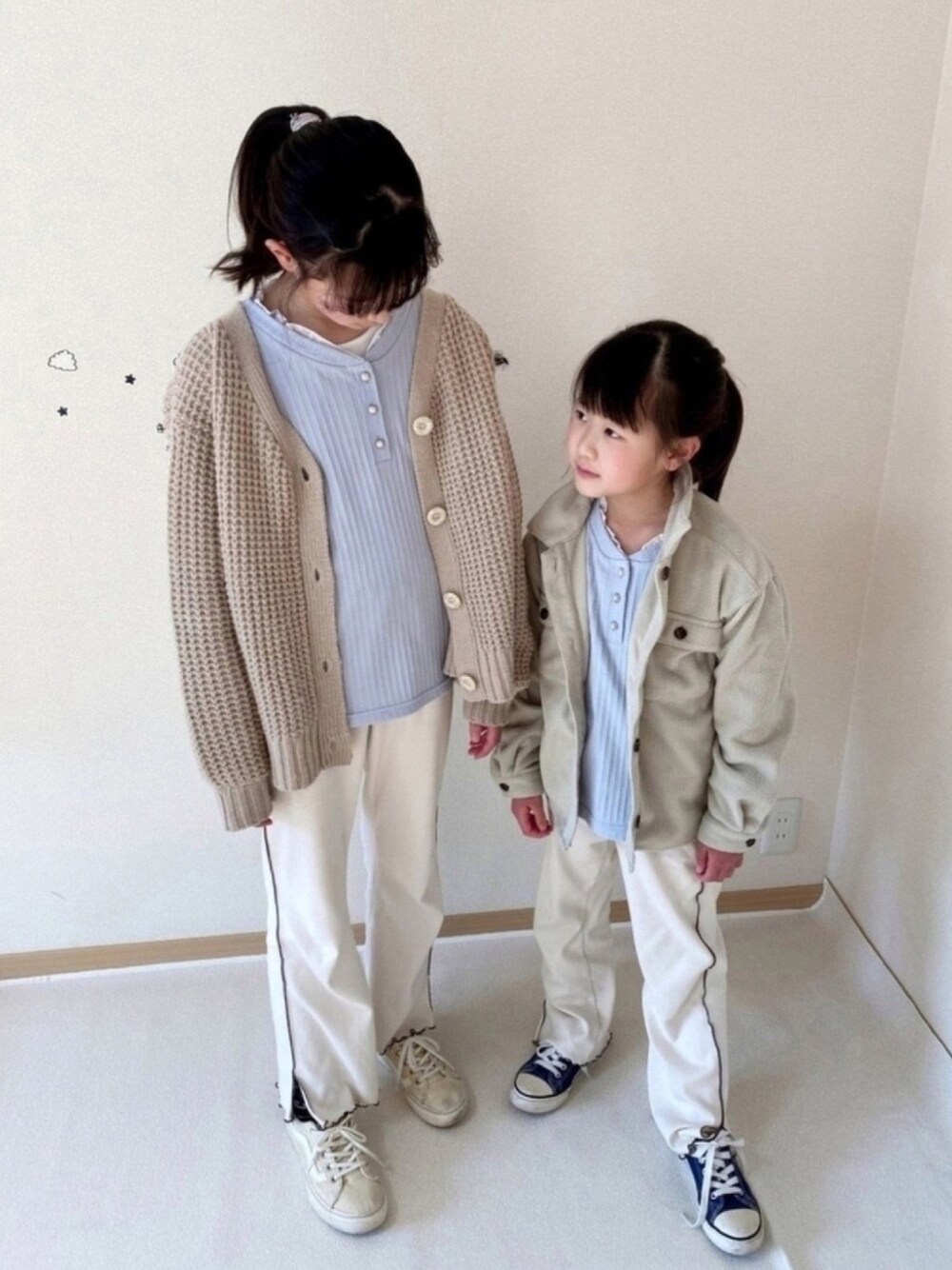 ホワイト系のその他パンツ、ホワイト系のその他パンツ、ブルー系のTシャツ/カットソーを着用したキッズの冬コーディネートの1枚目の写真